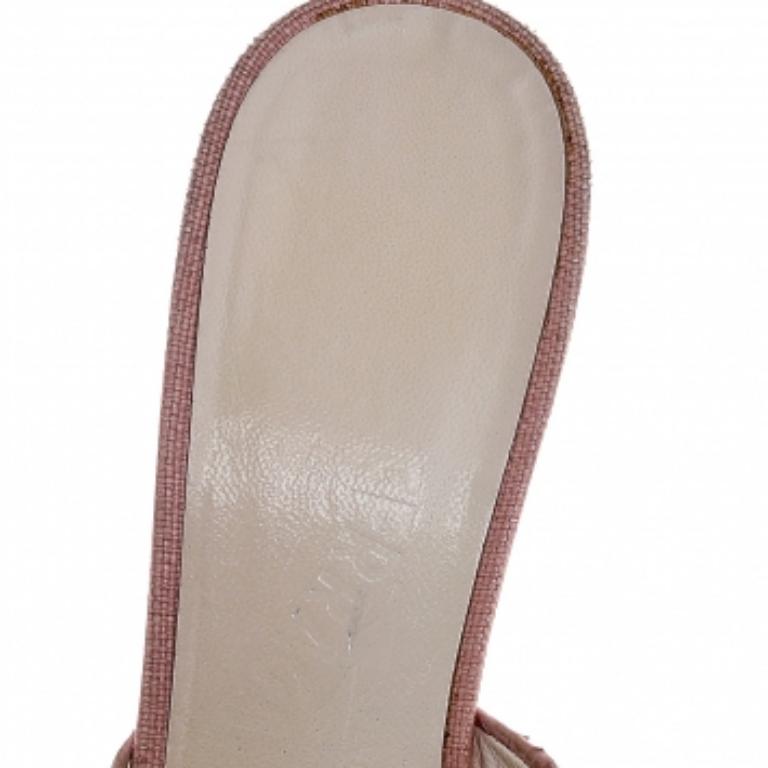 Una rivisitazione lussuosa di uno stile essenziale! Questo paio di sandali slide di Salvatore Ferragamo è stato realizzato in Italia con pelle di serpente in rilievo ed è dotato di un cinturino in rafia con fiocco Vara per sostenere il piede. Il