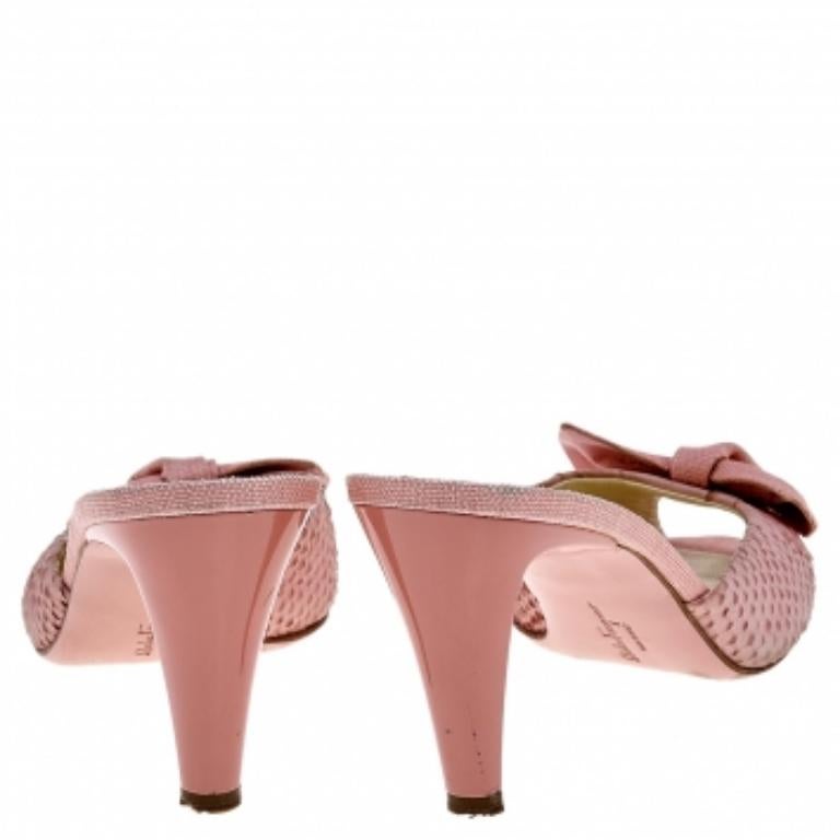 Salvatore Ferragamo, pelle di serpente e rafia con fiocco, Sandali Peep Toe, misura 37 In condizioni discrete in vendita a Dubai, Al Qouz 2