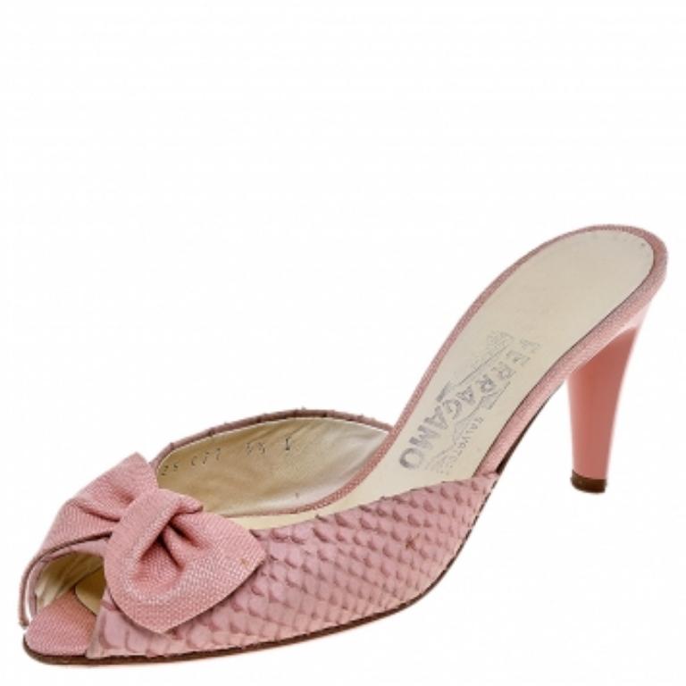 Salvatore Ferragamo, pelle di serpente e rafia con fiocco, Sandali Peep Toe, misura 37 in vendita 3