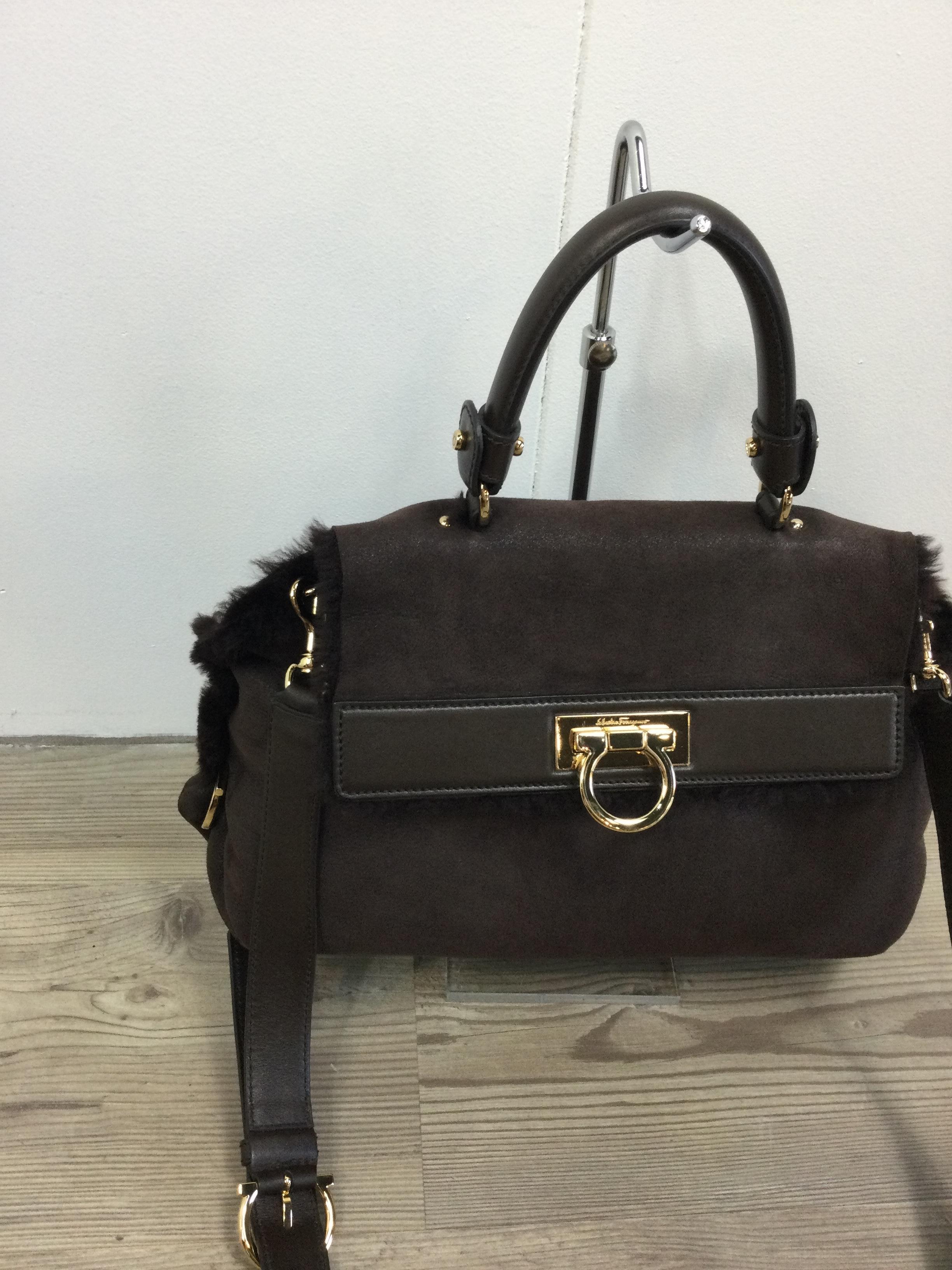 Salvatore Ferragamo Sofia bag.
Brown suede and gold hardware. Details & shoulder strap in brown leather.
Fur & leather interior are in perfect conditions.
Featuring an internal pocket.
It comes with the original dust bag.
Measurements:
Height 23