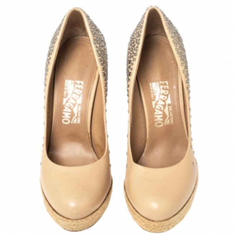 Salvatore Ferragamo Studded Leather Espadrille Wedge Platform Pumps Size 39 In Good Condition For Sale In Dubai, Al Qouz 2