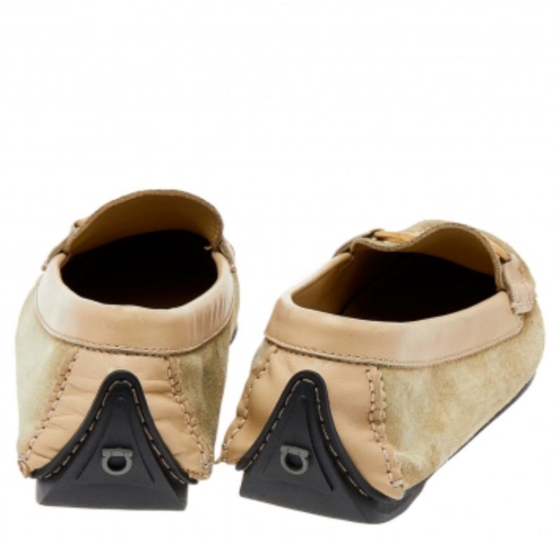 Questo paio di mocassini eleganti e raffinati è un accessorio perfetto che può essere indossato con facilità sia in contesti professionali che in occasioni casual. Realizzati in pelle e camoscio, questi mocassini di Salvatore Ferragamo presentano un