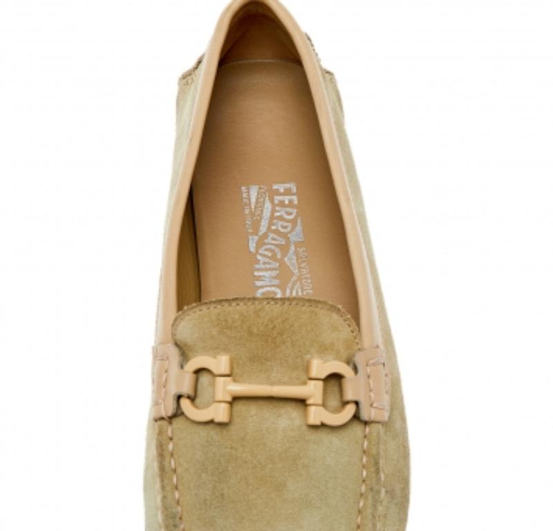 Salvatore Ferragamo Mocassini in pelle e camoscio Gancini Bit Slip On Taglia 39,5 In condizioni buone in vendita a Dubai, Al Qouz 2