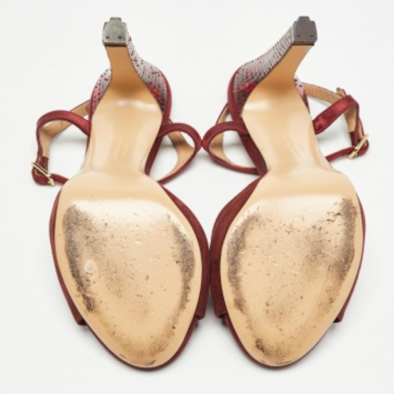 Salvatore Ferragamo Sandalias con correa en el tobillo de ante y piel de pitón talla 38,5 en Bueno estado para la venta en Dubai, Al Qouz 2