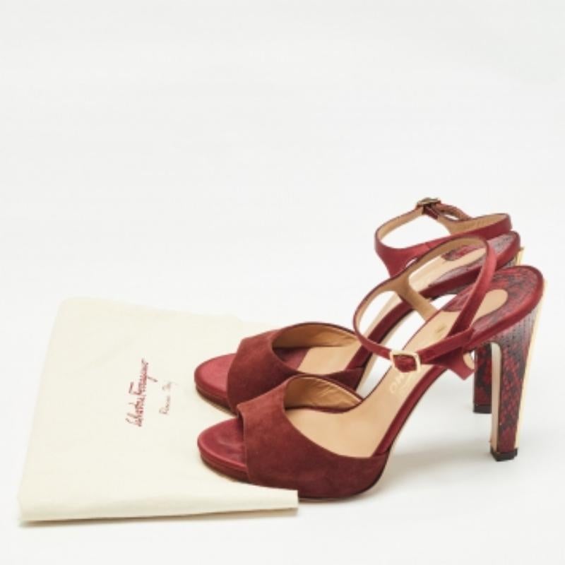 Salvatore Ferragamo Sandalias con correa en el tobillo de ante y piel de pitón talla 38,5 en venta 1