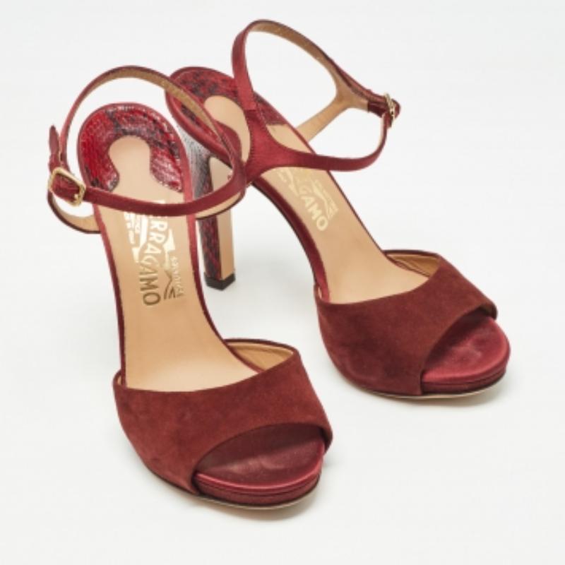 Salvatore Ferragamo Sandalias con correa en el tobillo de ante y piel de pitón talla 38,5 en venta 3