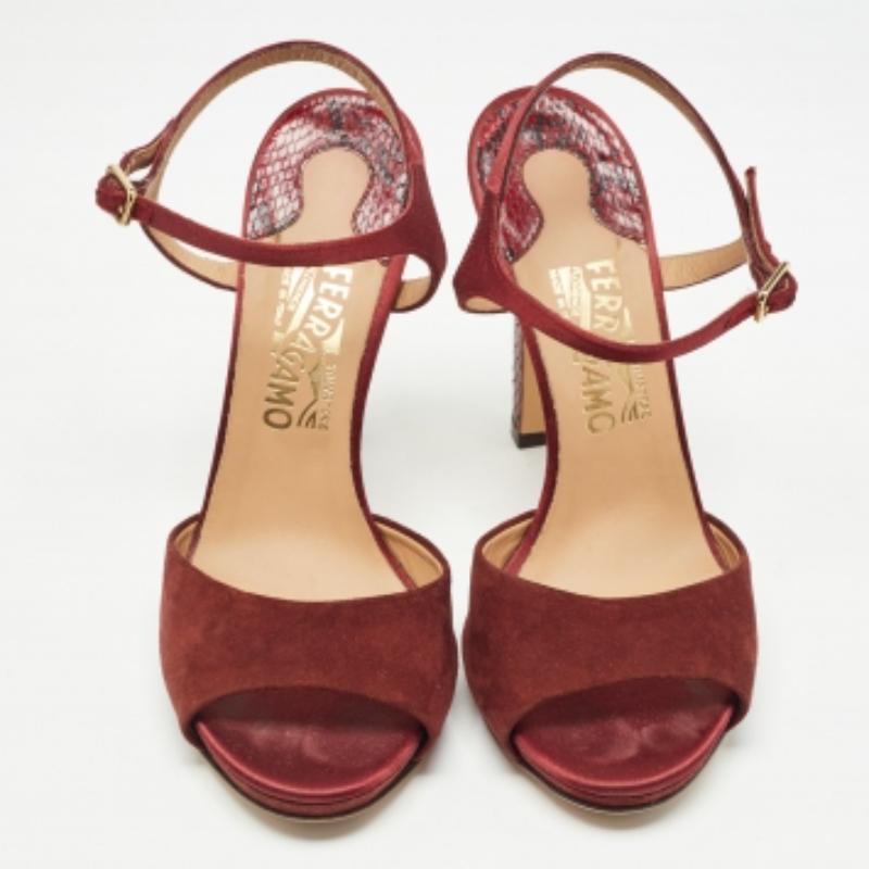 Salvatore Ferragamo Sandalias con correa en el tobillo de ante y piel de pitón talla 38,5 en venta 4