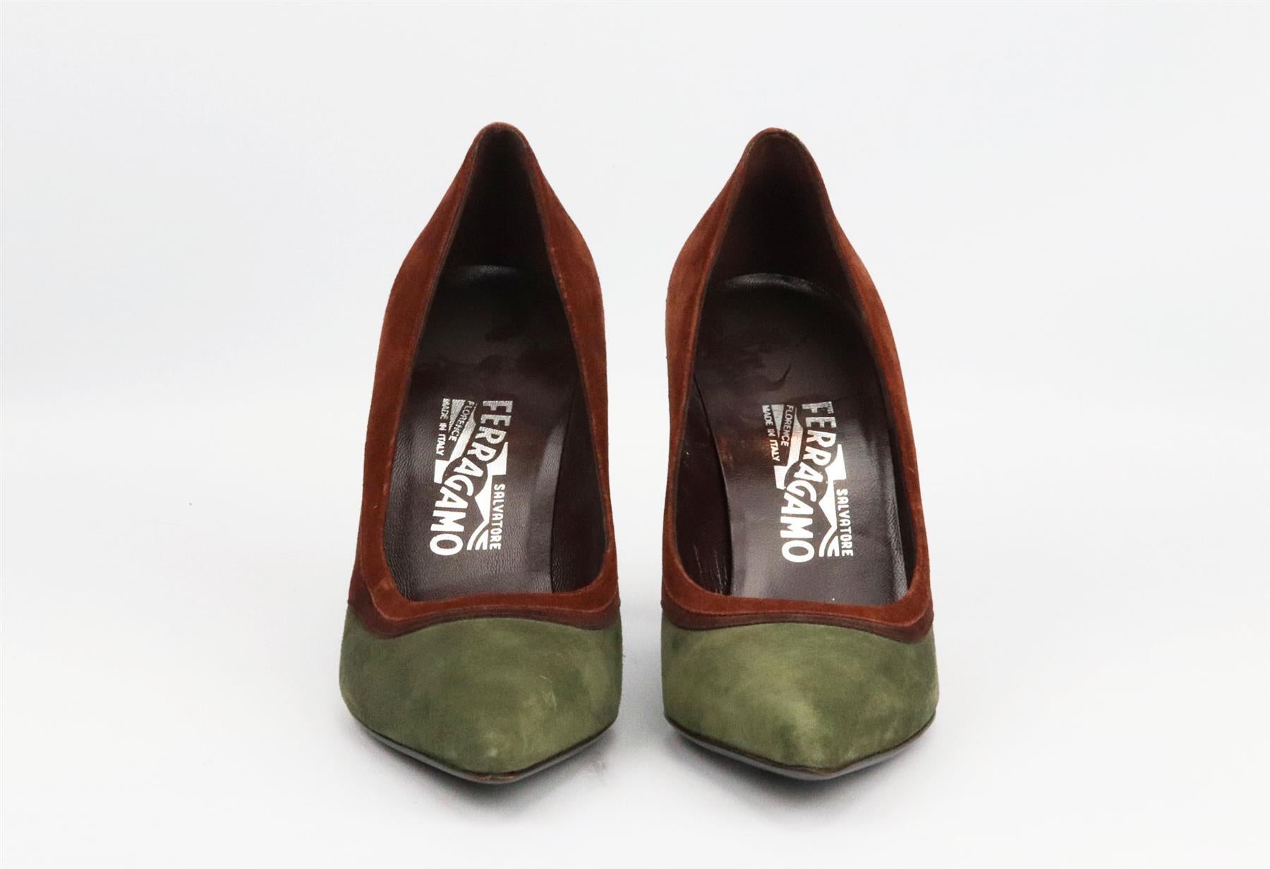 Estos zapatos de salón de Salvatore Ferragamo, fabricados en Italia con ante verde caqui, marrón y tostado, tienen un tacón de aguja estructurado que se equilibra con una punta puntiaguda. El tacón mide aproximadamente 63 mm/ 2,5 pulgadas. Ante