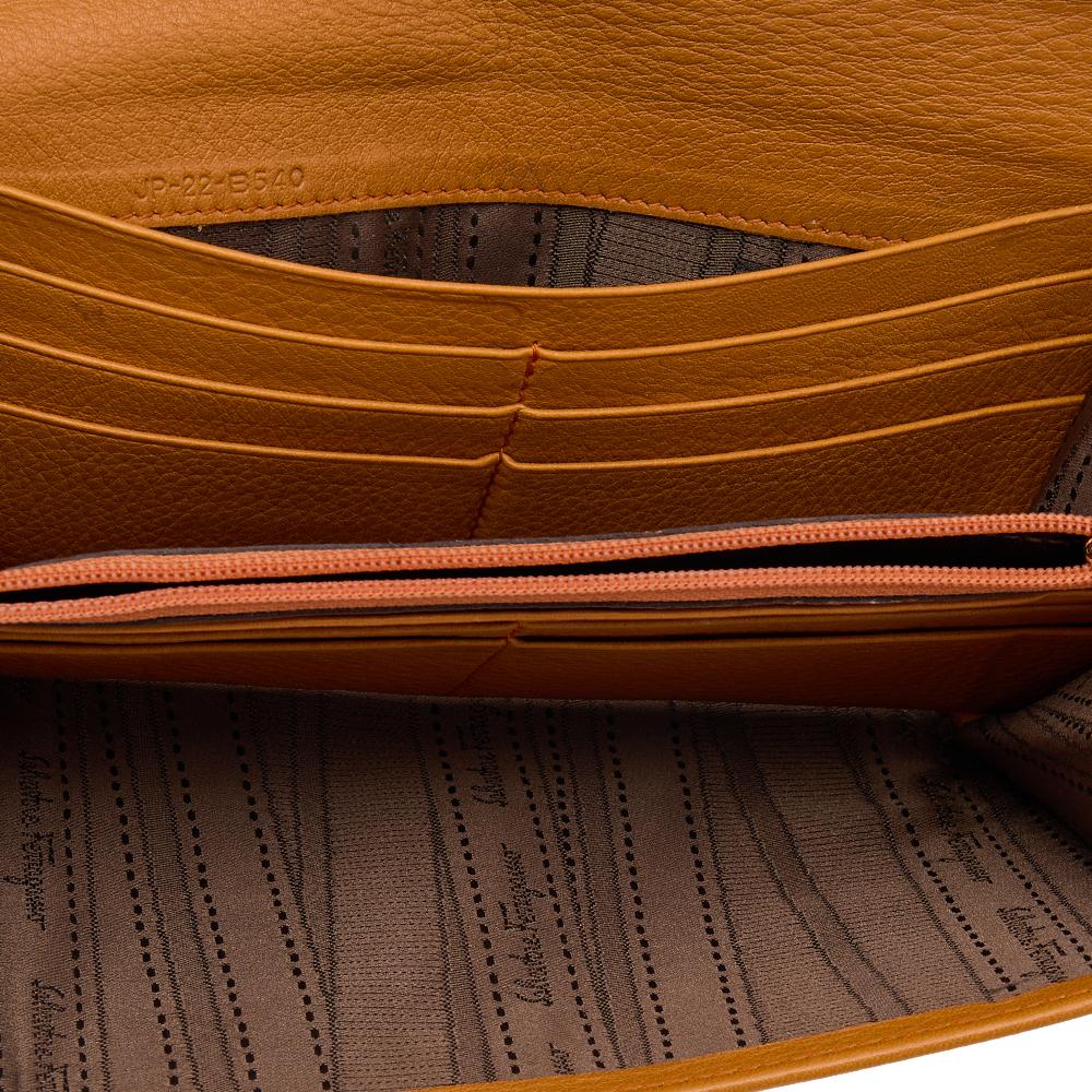 This beautiful tan wallet from Salvatore Ferragamo is truly modern and sophisticated in its design. The gorgeous piece features gold-tone hardware and is made from fine leather. A compartmentalized interior lends functionality to the wallet, making