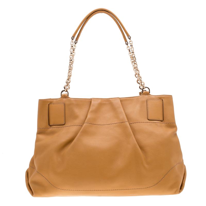 Experience the touch of luxury and an aura of regality with this immaculately stitched W Chain tote. Undisputedly in-vogue and brilliantly designed, you cannot go wrong with this tote lined with the fabulous nylon. This Salvatore Ferragamo leather