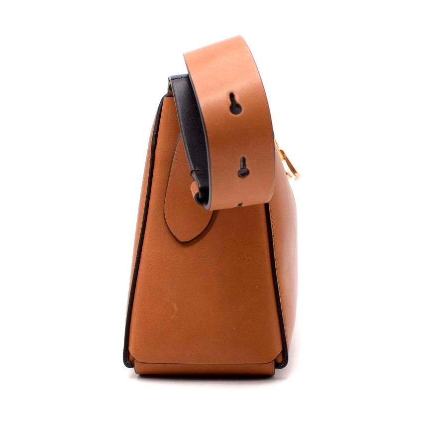 Salvatore Ferragamo Tan Glattleder Umhängetasche
 

 - Umhängetasche aus braunem Glattleder mit verstellbarem, breitem Riemen
 - Goldfarbene Hardware mit eingraviertem Markennamen
 - Kontrastierende, schwarz getönte Kanten 
 - Öffnet sich zu einem