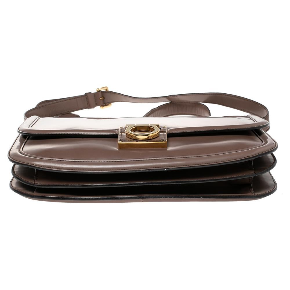 Salvatore Ferragamo Taupe Leather Jody Shoulder Bag In Good Condition In Dubai, Al Qouz 2