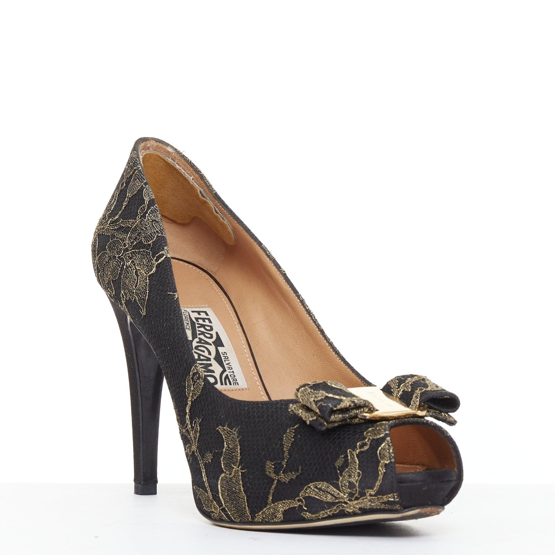Escarpins Vera bow peep toe en dentelle noire et dorée SALVATORE FERRAGAMO Taille 8
Référence : ECLO/A00180
Marque : Salvatore Ferragamo
Modèle : Teodora
Matière : Satin, dentelle
Couleur : noir, or
Motif : Dentelle
Fermeture : Slip On
Doublure :