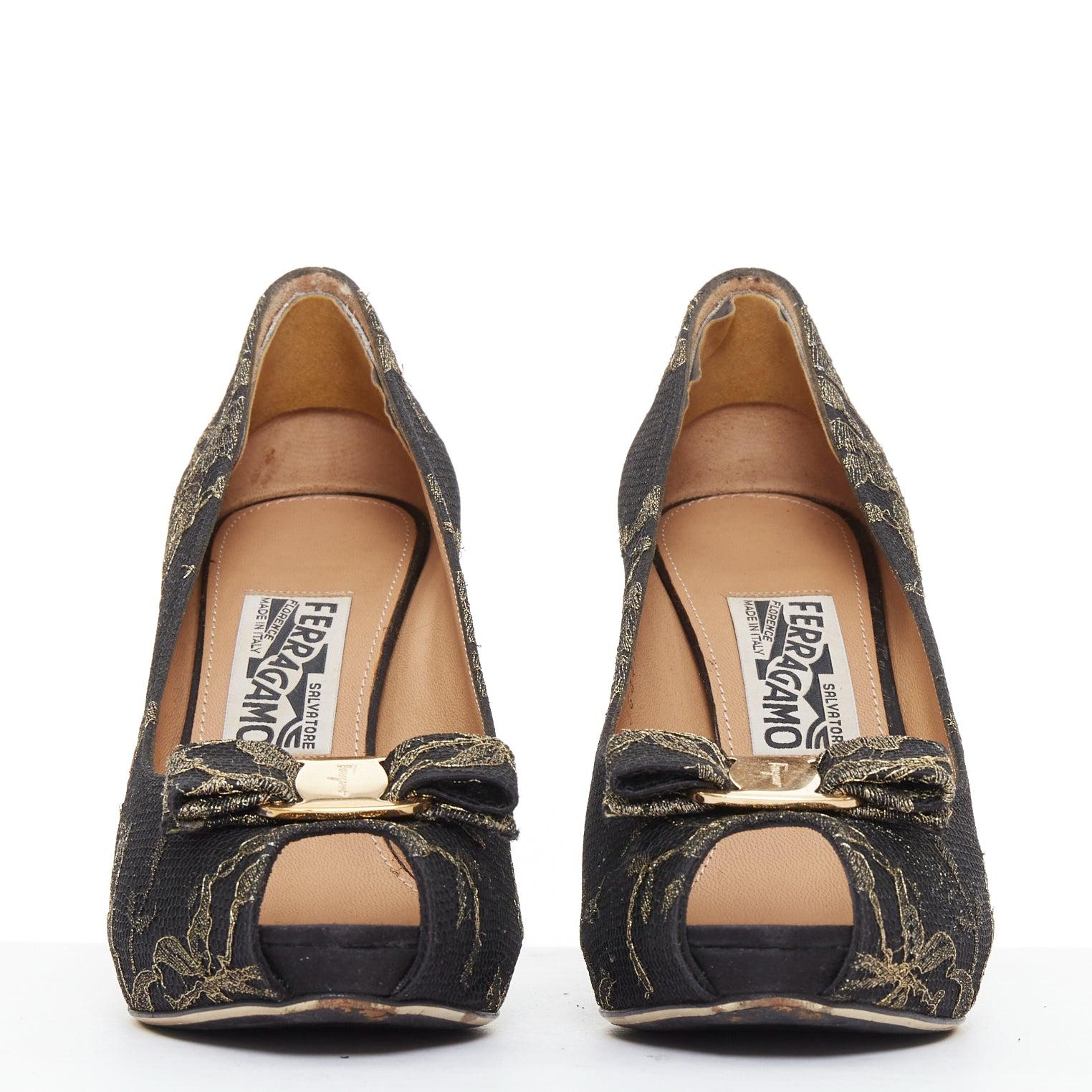 Noir Escarpins Vera bow peep toe en dentelle noire et dorée SALVATORE FERRAGAMO Taille 8 en vente