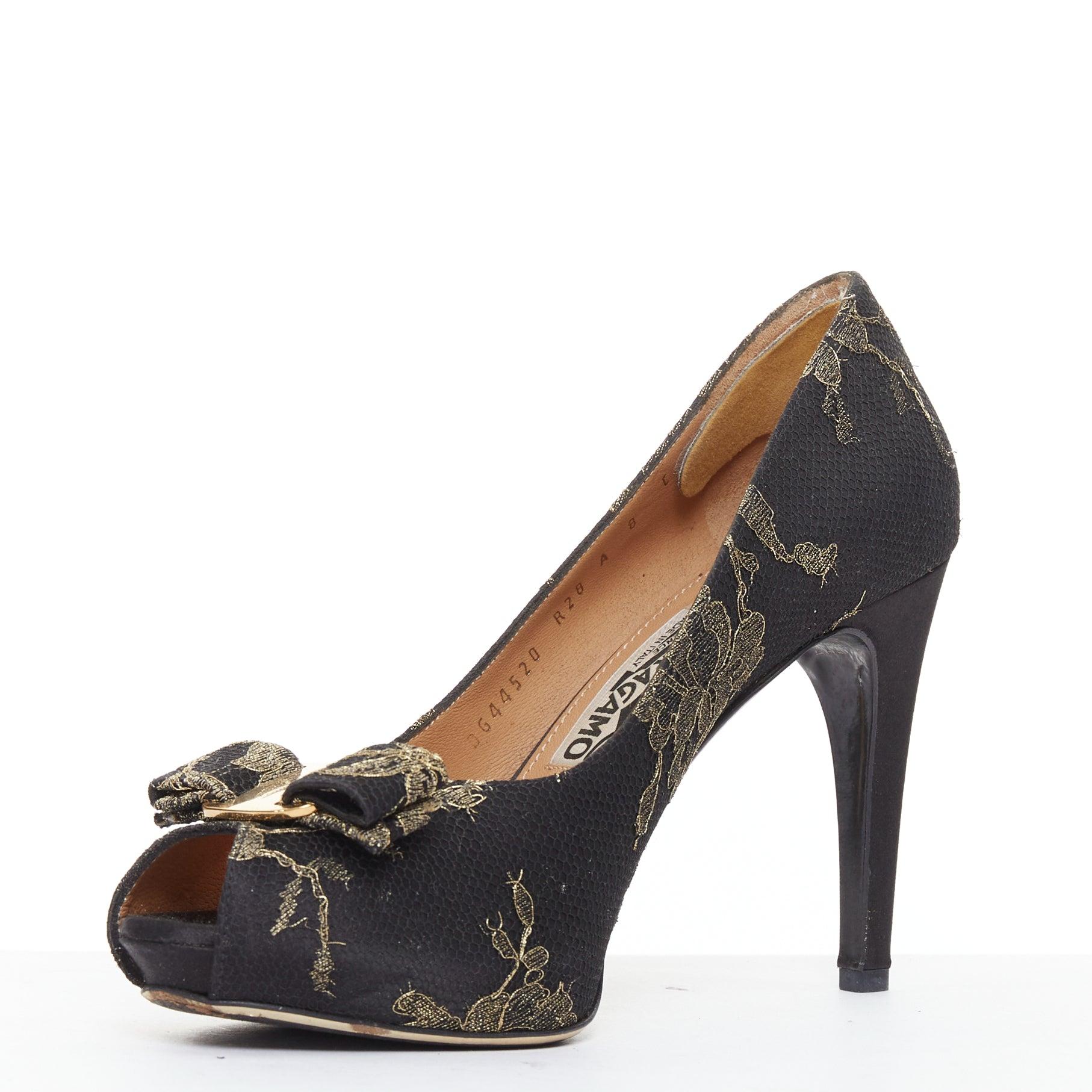 Escarpins Vera bow peep toe en dentelle noire et dorée SALVATORE FERRAGAMO Taille 8 Bon état - En vente à Hong Kong, NT