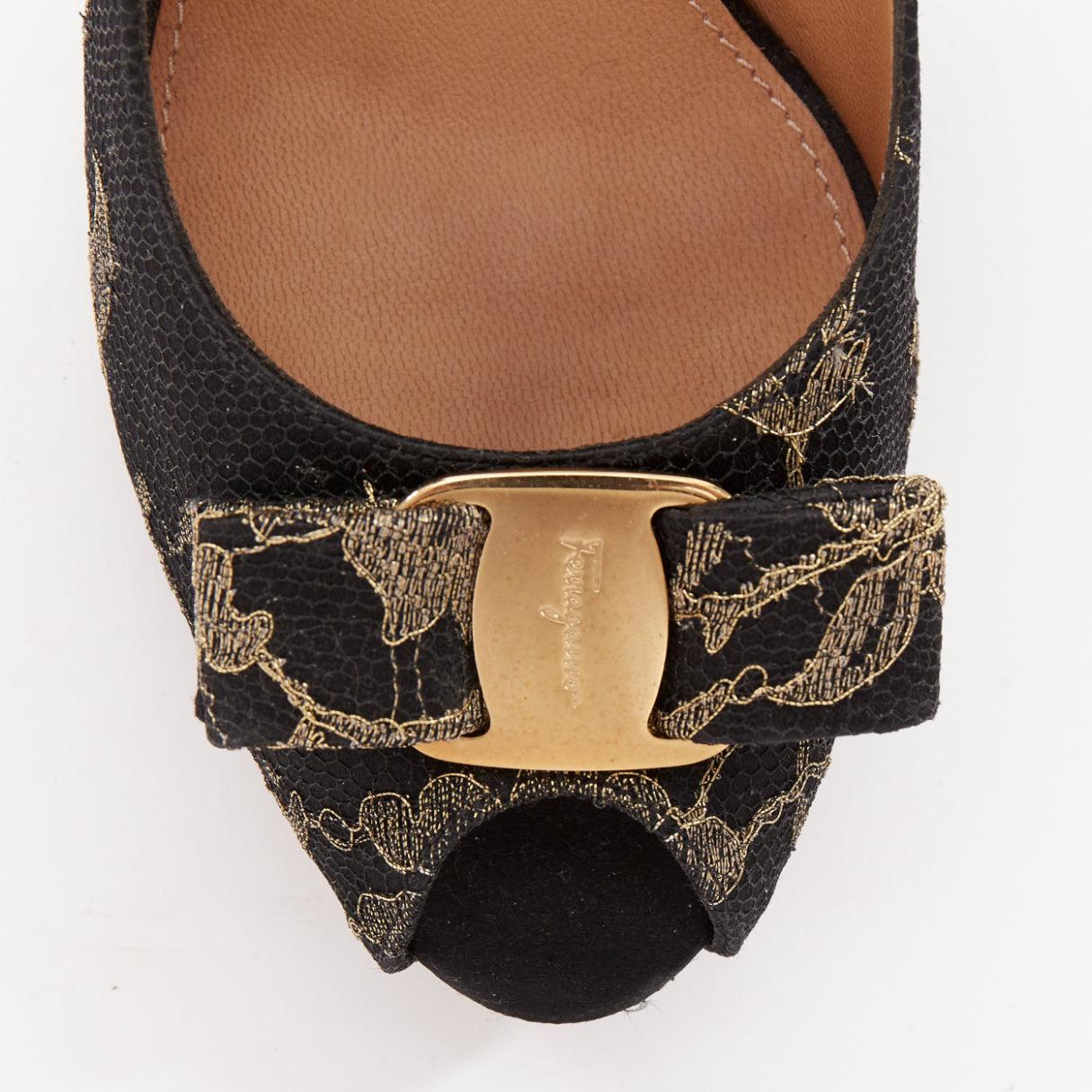 Escarpins Vera bow peep toe en dentelle noire et dorée SALVATORE FERRAGAMO Taille 8 en vente 1