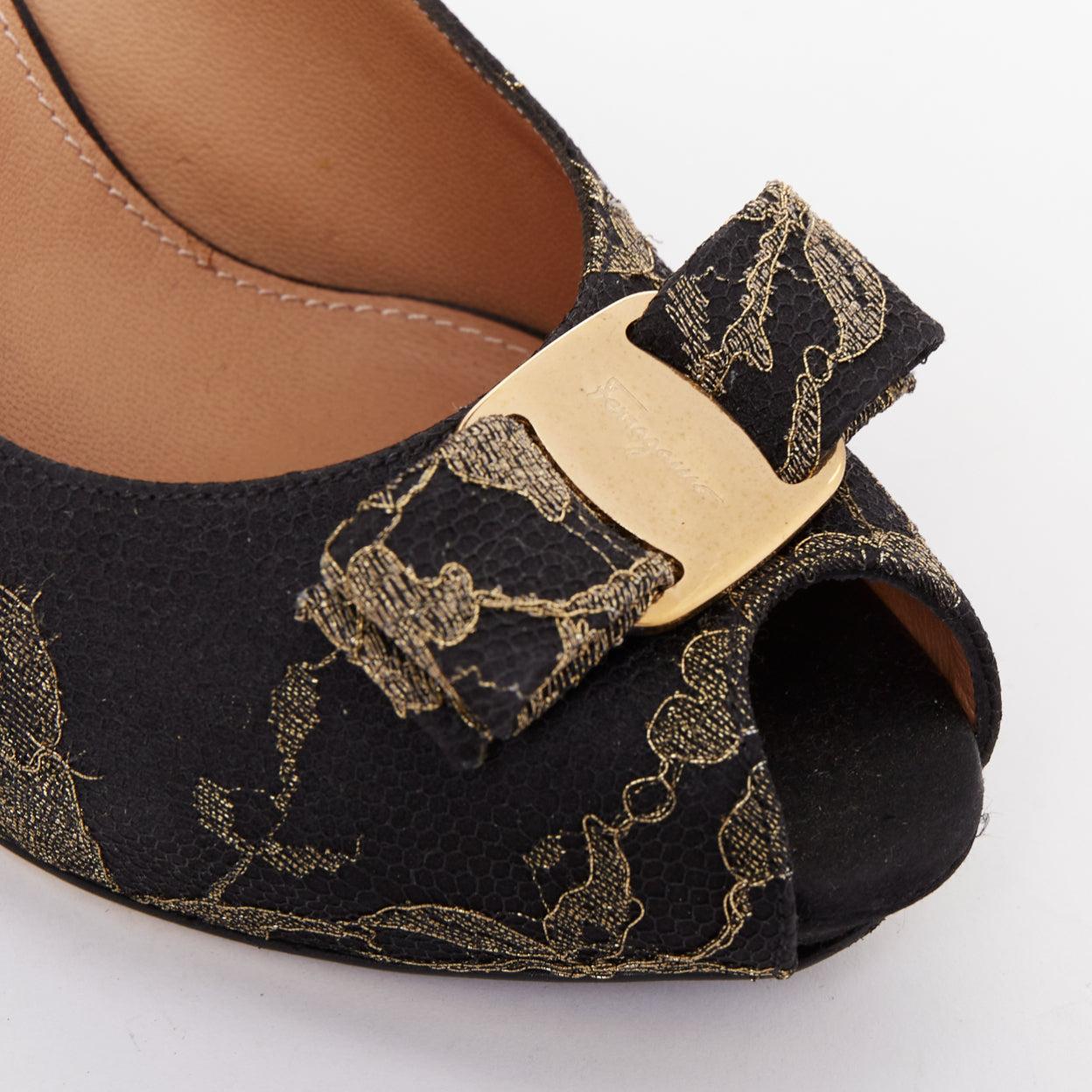 Escarpins Vera bow peep toe en dentelle noire et dorée SALVATORE FERRAGAMO Taille 8 en vente 2