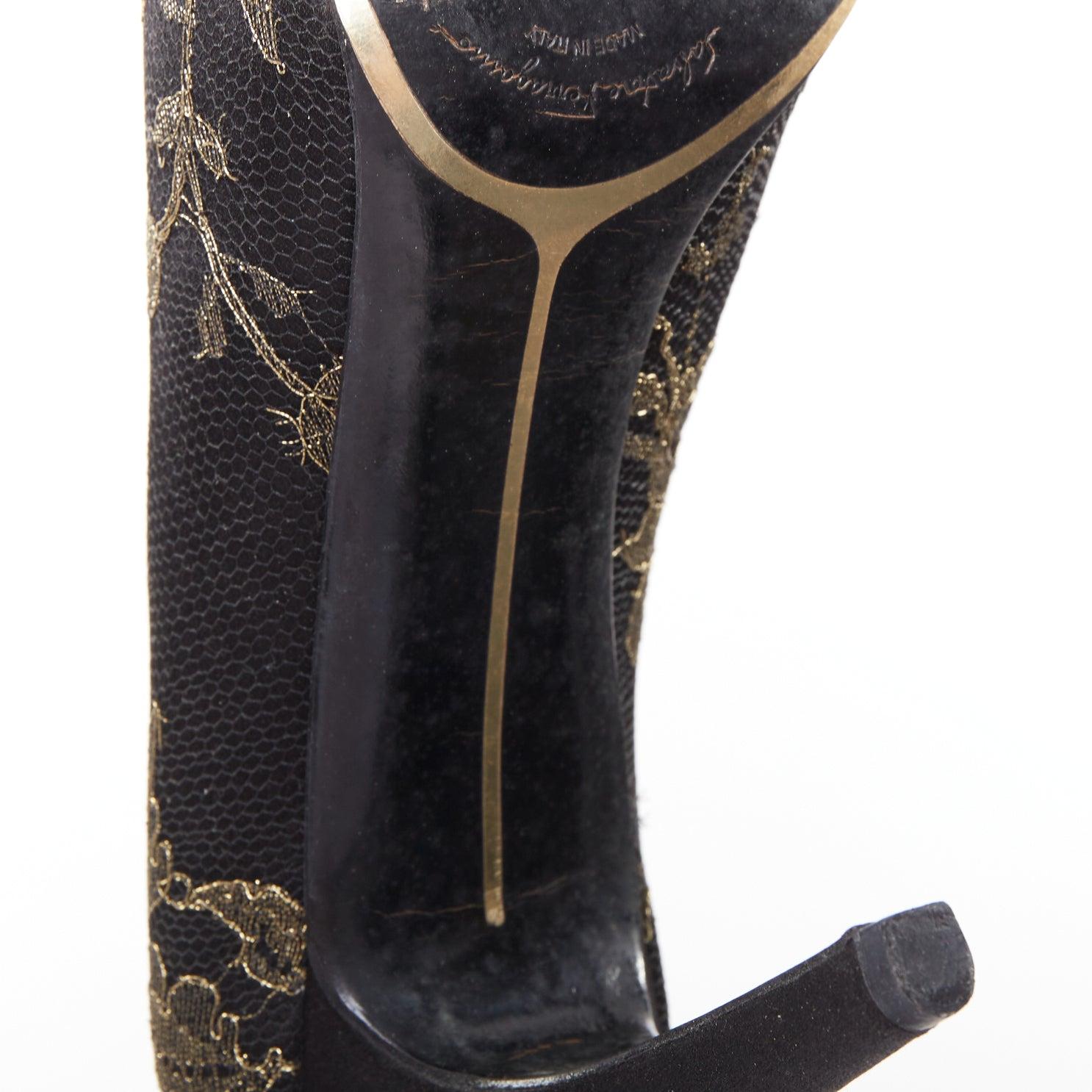 Escarpins Vera bow peep toe en dentelle noire et dorée SALVATORE FERRAGAMO Taille 8 en vente 4