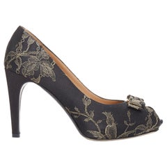 Escarpins Vera bow peep toe en dentelle noire et dorée SALVATORE FERRAGAMO Taille 8
