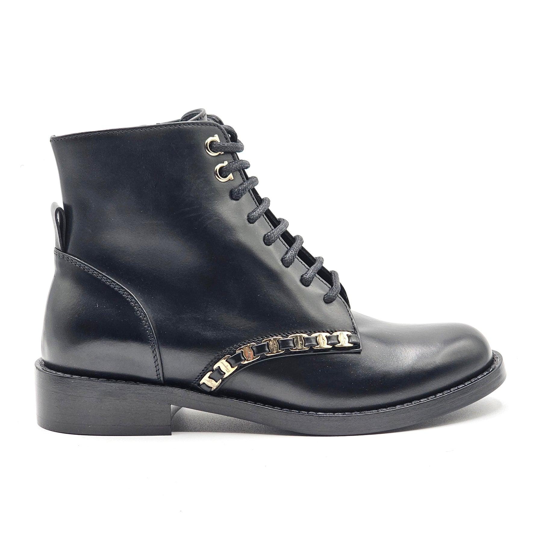 Salvatore Ferragamo Theodore Combat Boots Leather in Black.

Additional information:
Material: Leather, Rubber outsoles
Color: Black
Size: 4.5 US
Country: Italy
Condition: Brand new with box. The box is damaged.