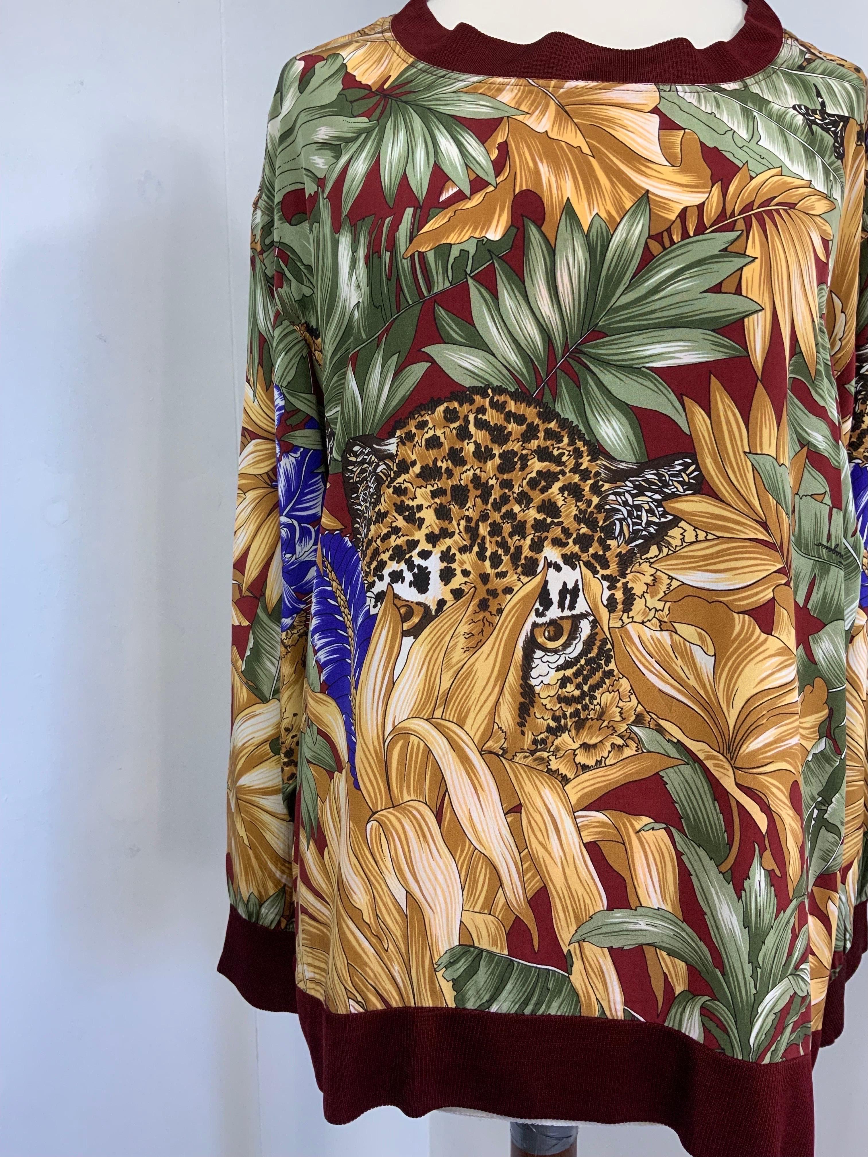 JUNGLE SALVATORE FERRAGAMO BLOUSE
Missing composition and size label.
Crafted in silk with a tropical pattern.
Fits multiple sizes
Shoulders (low) 52 cm
Bust 56 cm
Length 71 cm
Sleeve 56 cm
Excellent general condition, it shows signs of normal use.