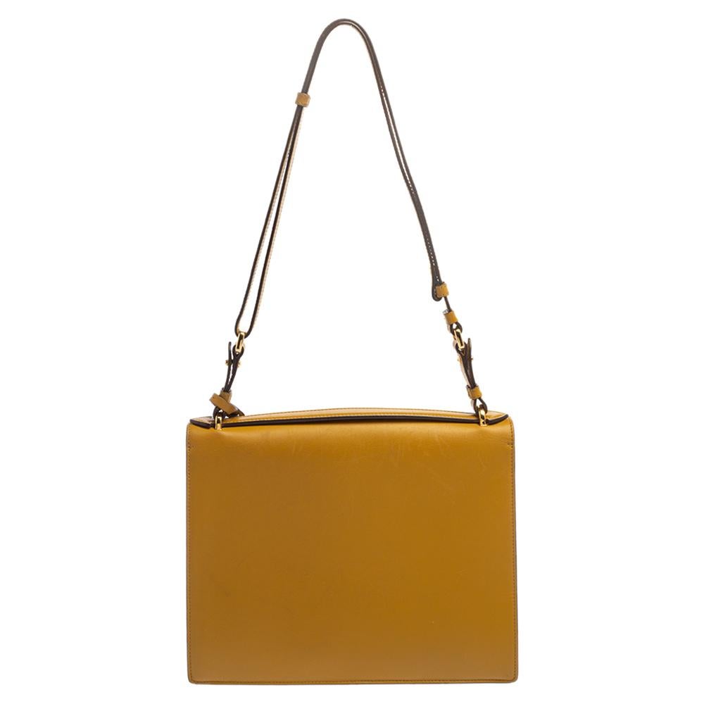 Die Tasche Marisol von Salvatore Ferragamo zeichnet sich durch eine Kombination aus dezenten Farbtönen und dem Ferragamo-Schloss in goldfarbener Hardware aus. Sie ist aus Leder gefertigt und hat einen flachen:: oberen Griff und einen langen
