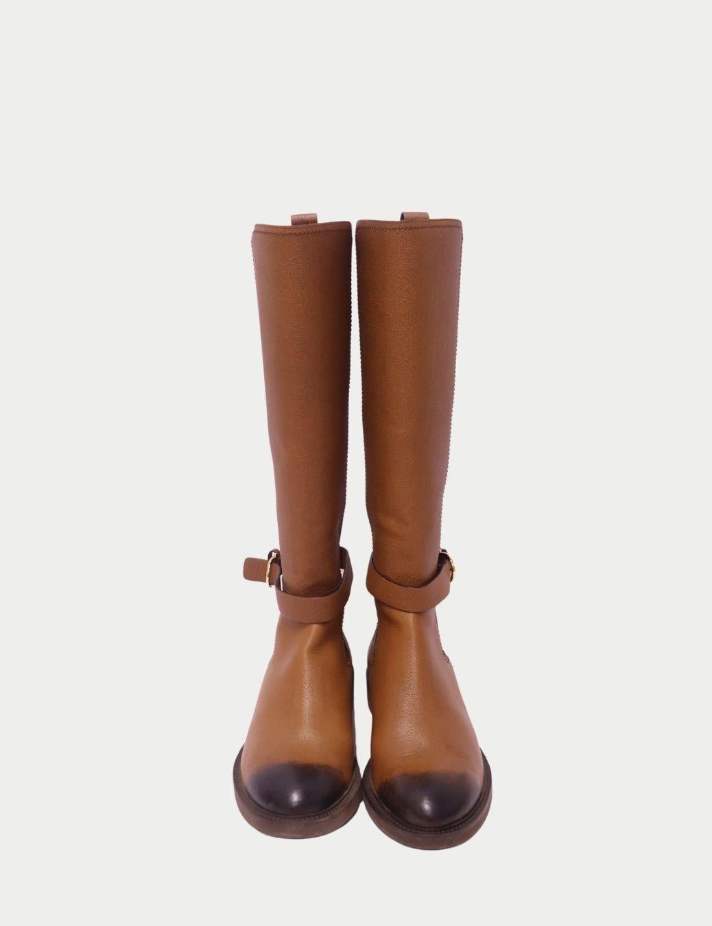Salvatore Ferragamo - Bottes d'équitation bicolores marron avec boucles dorées

Le classique rencontre le contemporain dans ces bottes cavalières bicolores Salvatore Ferragamo, confectionnées avec soin en cuir de veau lisse et empiècements en tissu