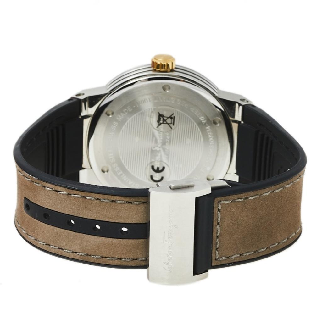 Faites le bon choix de style avec cette pièce d'horlogerie de Salvatore Ferragamo. La montre à quartz est fabriquée en acier inoxydable bicolore et le cadran rond est serti d'élégants marqueurs, de trois aiguilles, d'un guichet de date et de détails