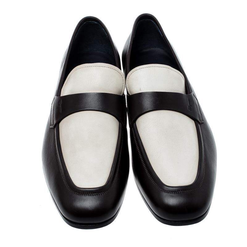 Take each step with style in these shoes from Salvatore Ferragamo. Crafted from leather, they carry a modern design of two shades and neat stitching. The insoles are also leather-lined to provide comfort and overall, the pair looks ready to give you