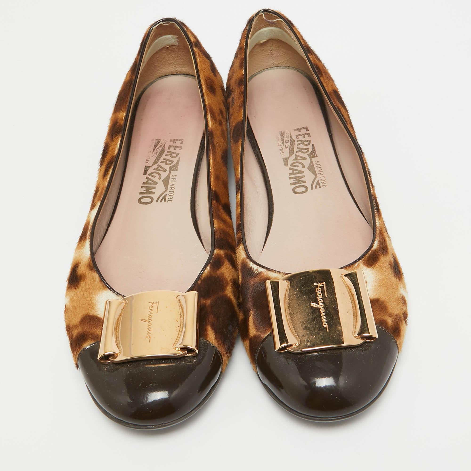 Salvatore Ferragamo Two Tone Leopard Print Calf Hair Sun Flats Size 38.5 In Good Condition For Sale In Dubai, Al Qouz 2