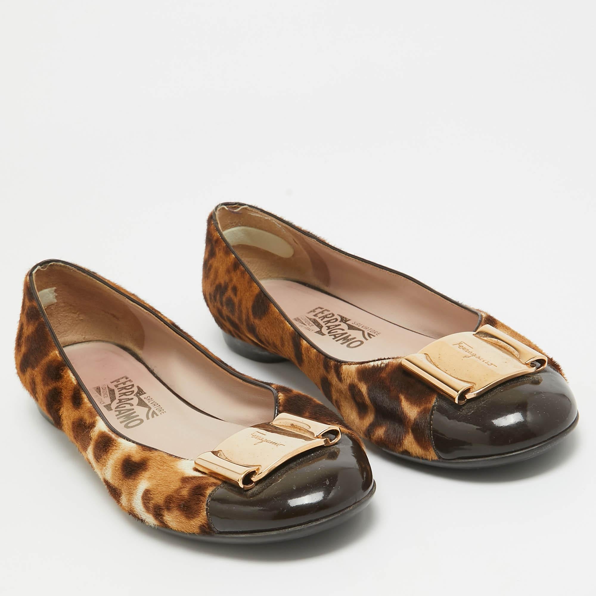 Women's Salvatore Ferragamo Two Tone Leopard Print Calf Hair Sun Flats Size 38.5 For Sale