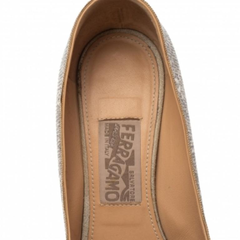 Flaunt these Salvatore Ferragamo pumps and make a statement like never before! They come crafted from two-tone lizard-embossed leather and feature round toes and 9 cm block heels. Equipped with comfortable insoles, they'll help you walk easily all