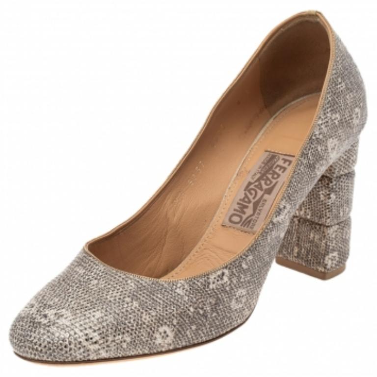 Salvatore Ferragamo Bombas de tacón en bloque de piel de dos tonos con relieve de lagarto talla 38.5 en Bastante bueno estado para la venta en Dubai, Al Qouz 2