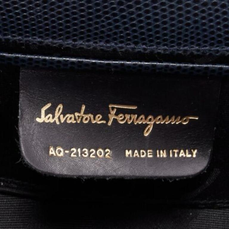 SALVATORE FERRAGAMO Sac à bandoulière Vara Bow en cuir écaillé noir avec chaîne en or en vente 5