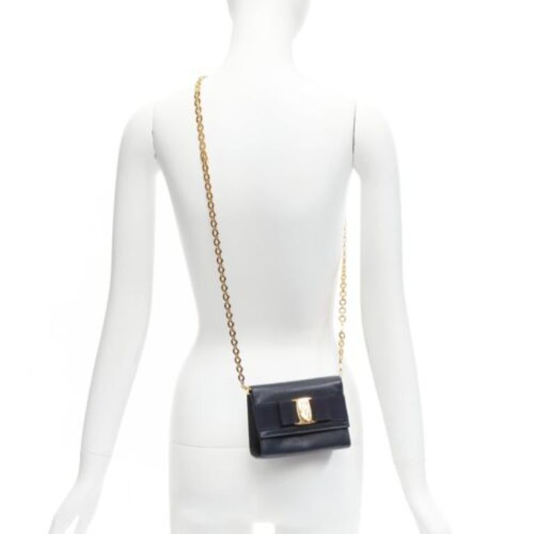 SALVATORE FERRAGAMO Sac à bandoulière Vara Bow en cuir écaillé noir avec chaîne en or
Référence : TGAS/D00687
Marque : Salvatore Ferragamo
Modèle : Vara Bow
MATERIAL : Cuir
Couleur : noir, or
Motif : Imprimé animal
Fermeture :