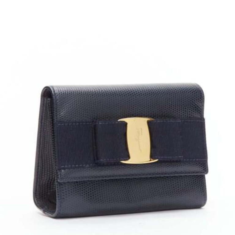 Noir SALVATORE FERRAGAMO Sac à bandoulière Vara Bow en cuir écaillé noir avec chaîne en or en vente