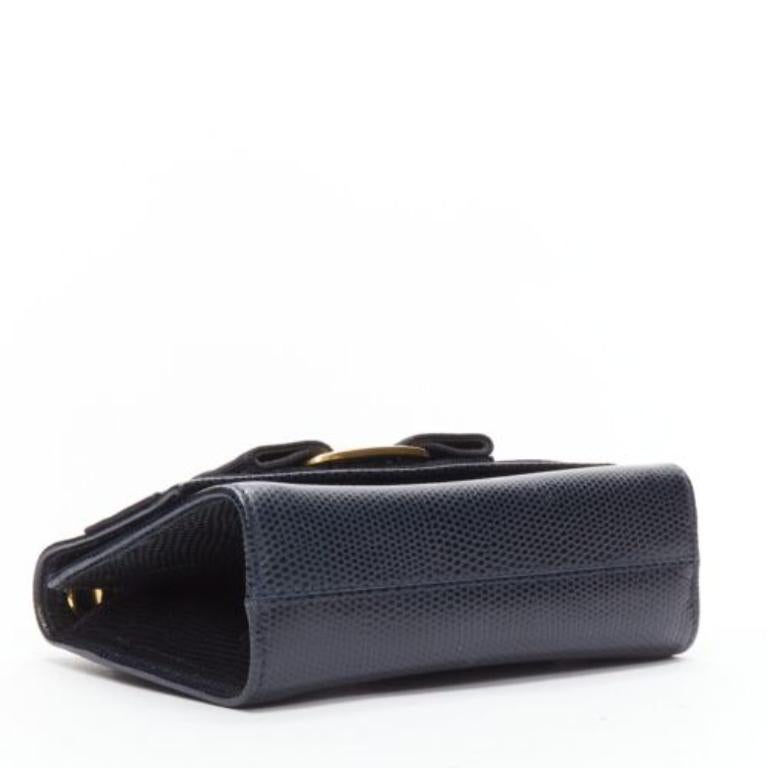 SALVATORE FERRAGAMO Sac à bandoulière Vara Bow en cuir écaillé noir avec chaîne en or en vente 1