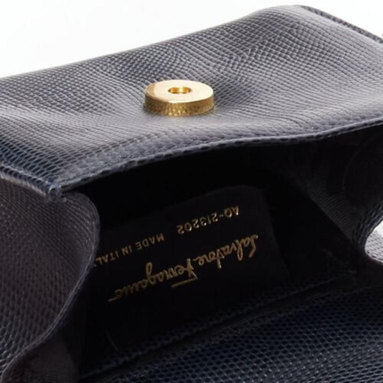 SALVATORE FERRAGAMO Sac à bandoulière Vara Bow en cuir écaillé noir avec chaîne en or en vente 4
