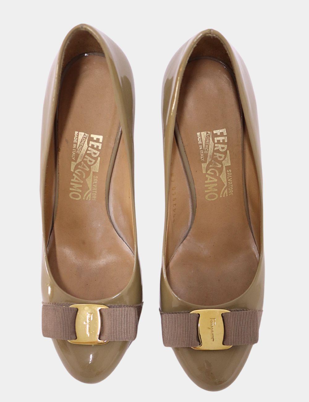 Salvatore Ferragamo Vara Bow Pumps, features a Semi-Pointed Toes, stiletto heels, and a Front Bow.

Material: Patent leather
Size: EU 38.5 / US 8
Heel: 8.5cm
Overall Condition: Good
Interior Condition: Signs of use
Exterior Condition: Hardware