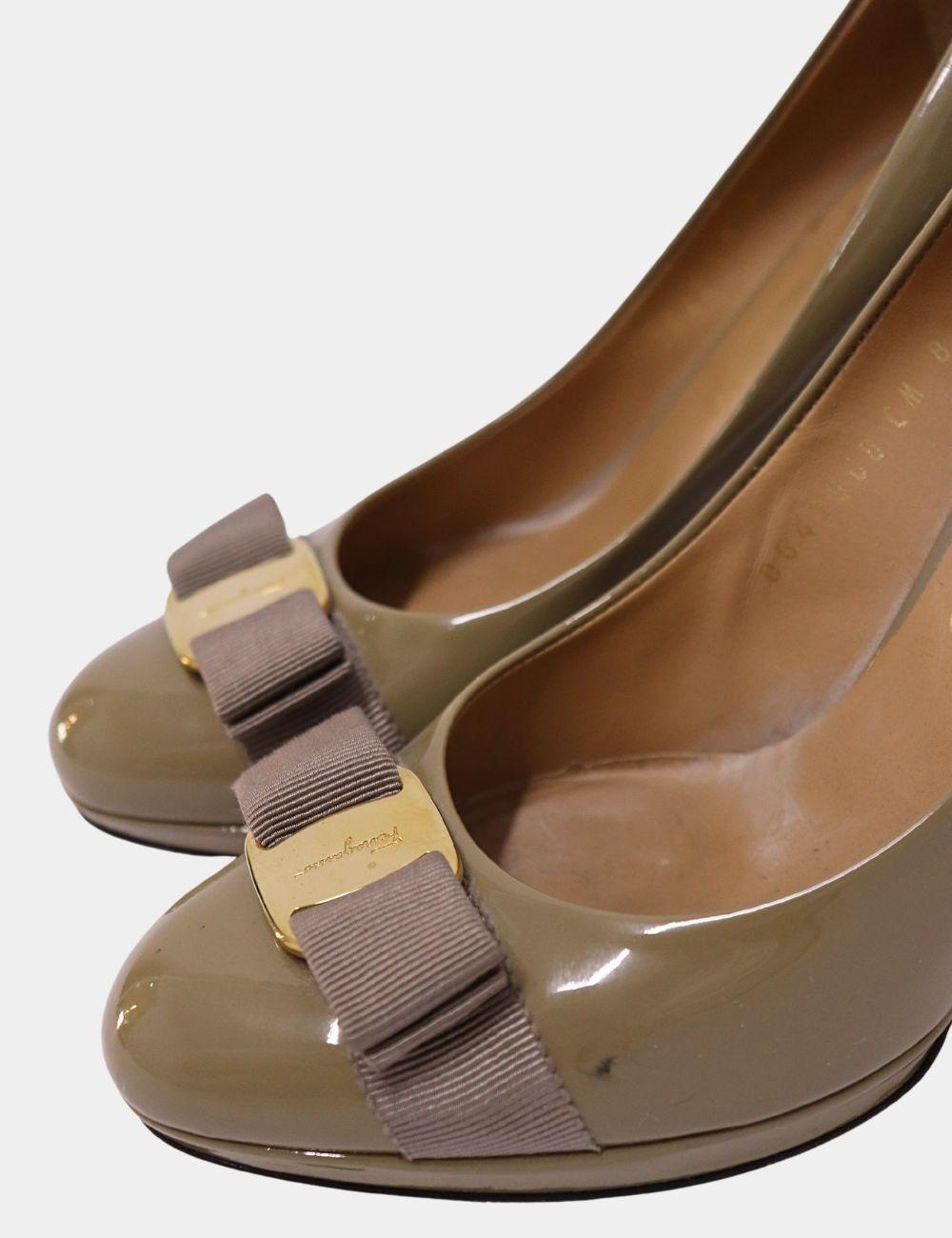 Brown Salvatore Ferragamo Vara Bow Pumps Size EU 38.5