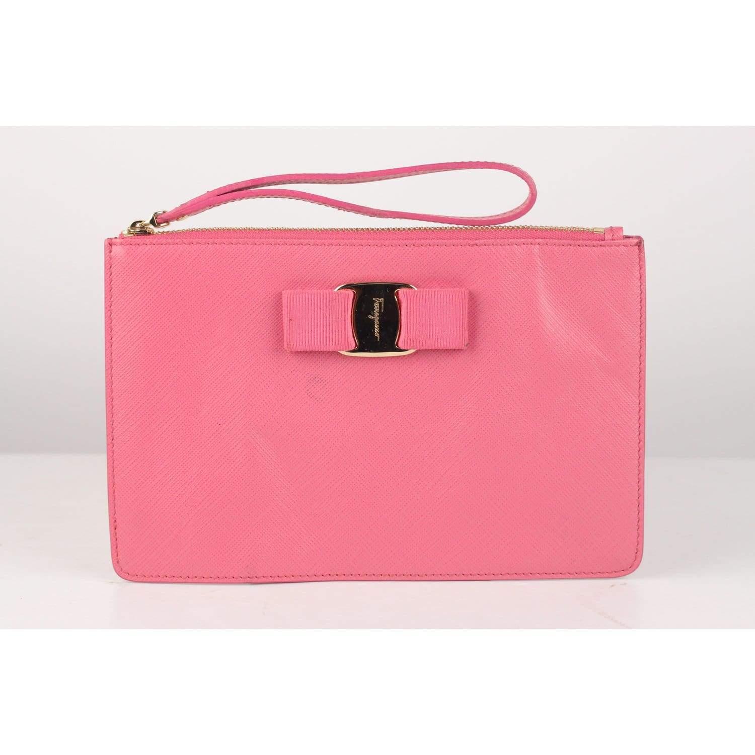 MATERIAL: Leather COLOR: Pink MODEL: Wristlet GENDER: Women SIZE: Small Condition CONDITION DETAILS: B :GOOD CONDITION - Some light wear of use - Some darkness on leather on the front and on the back, some darkness on the bow Measurements