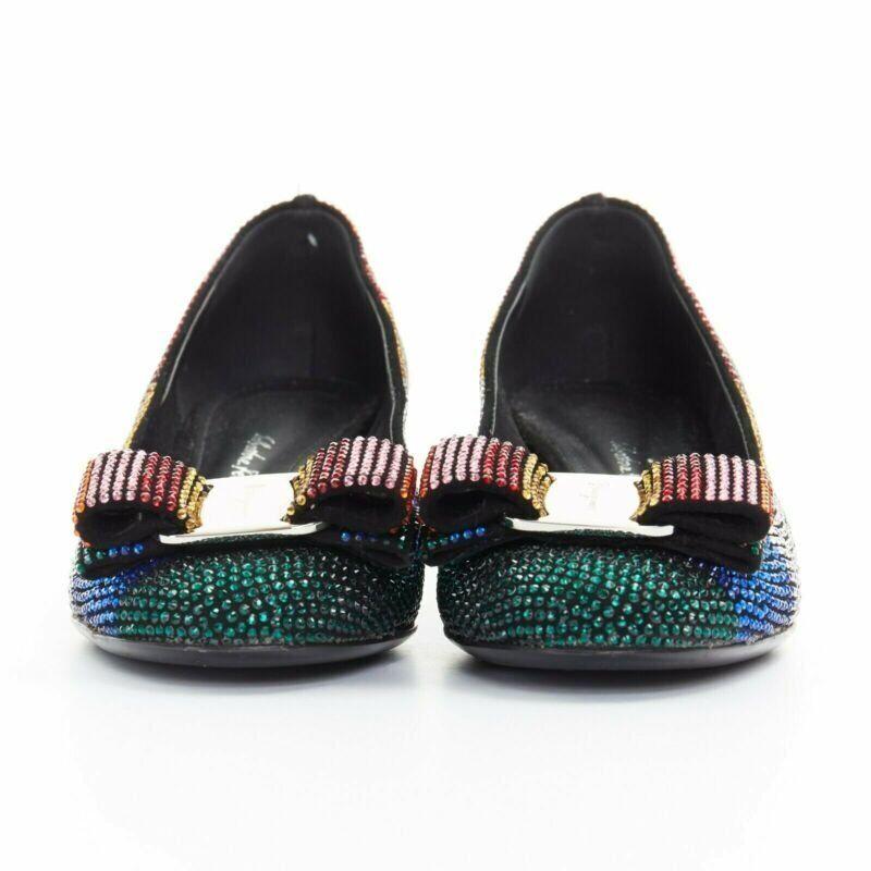 Black SALVATORE FERRAGAMO Vara rainbow crystal strass bow chunky kitten pump EU34 For Sale