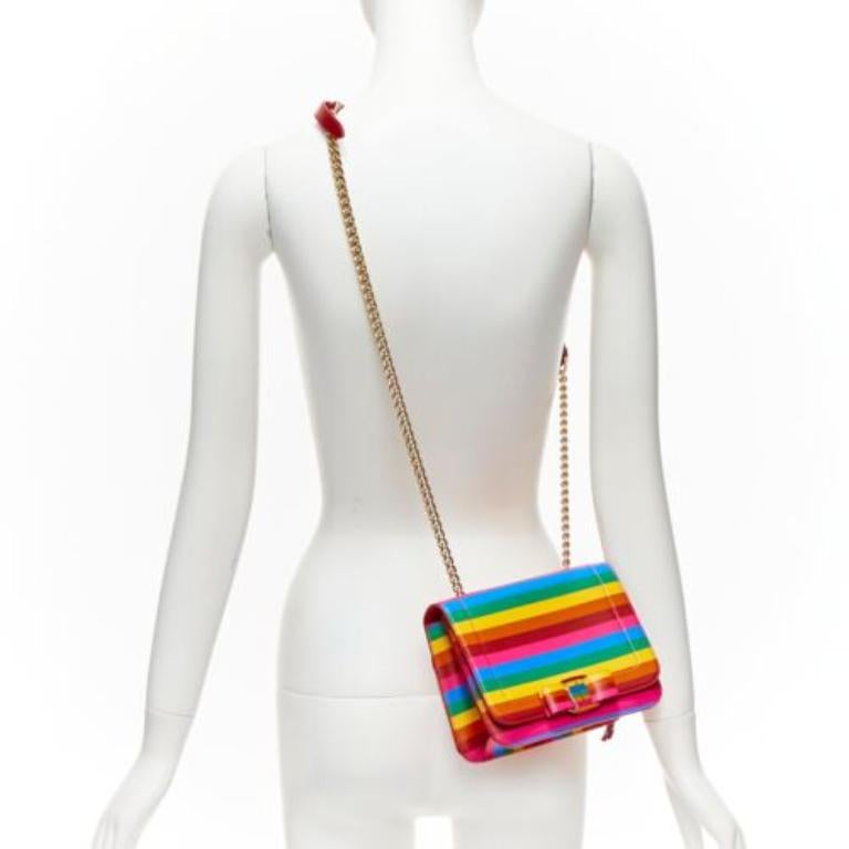 SALVATORE FERRAGAMO Vara rainbow stripe logo bow boxy chain crossbody bag
Reference: TGAS/D00978
Brand: Salvatore Ferragamo
Model: Vara
Material: Leather, Metal
Color: Multicolour
Pattern: Striped
Closure: Push Lock
Lining: Red Leather
Extra