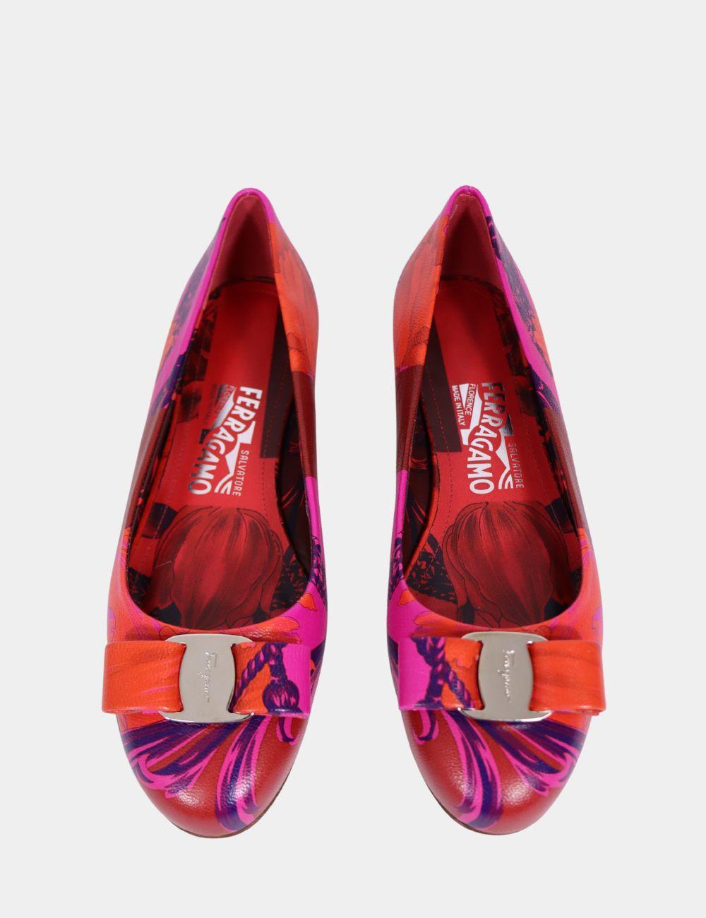 Bright, bold, and unmistakably Ferragamo—these Varina Printed Ballet Flats bring Italian elegance to every step. Featuring a vibrant red and fuchsia floral print, these iconic flats are finished with Ferragamo’s signature grosgrain bow and metal