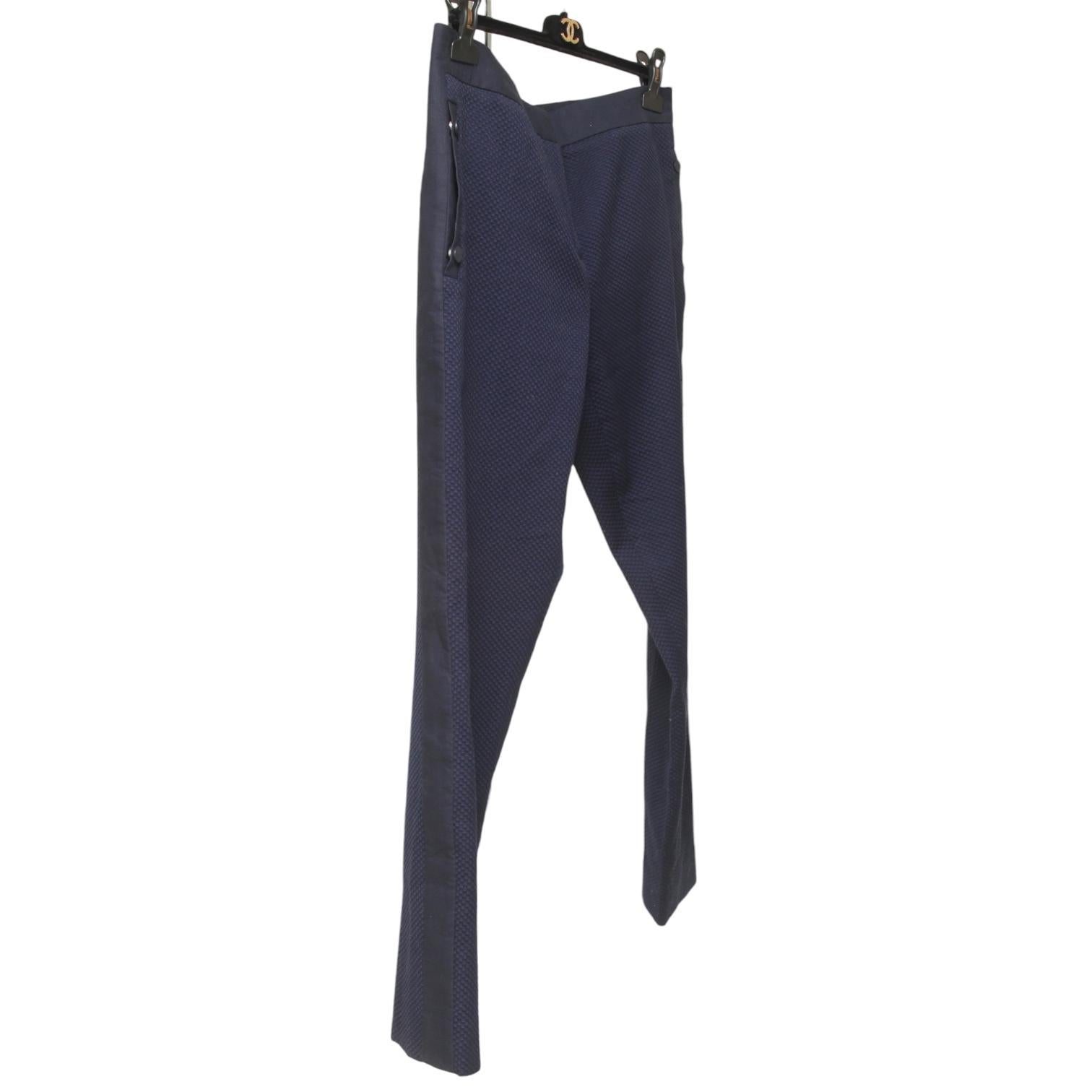 GIACCA IN MISTO COTONE BLU NAVY GARANTITA AUTENTICA DI SALVATORE FERRAGAMO


Design:
 - Giacca in tessuto blu navy.
 - Maniche a cappuccio.
 - Rifiniture in materiale liscio su tutta la superficie.
 - Chiusura con cerniera completa e targhetta in