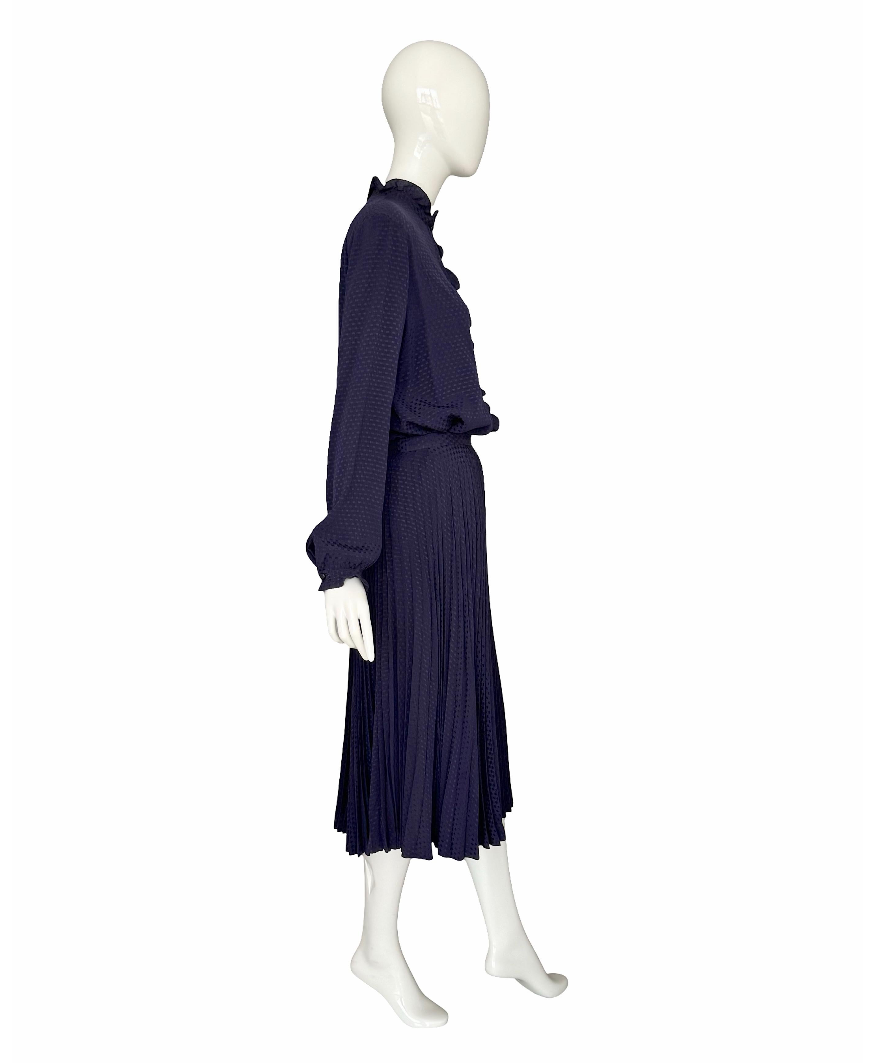Salvatore Ferragamo Vintage Años 70 Conjunto de seda azul Falda plisada y blusa con volantes en venta 5