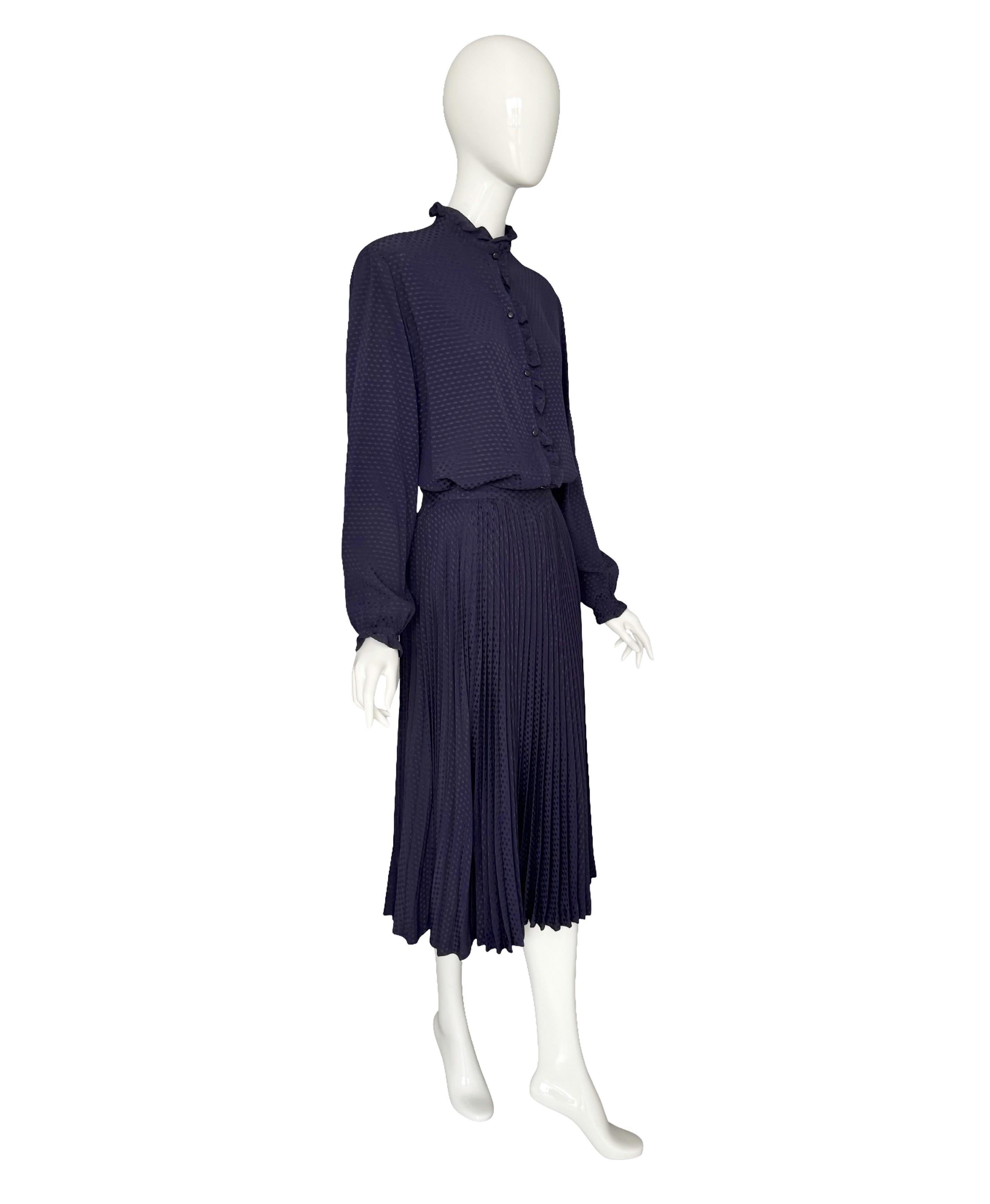 Salvatore Ferragamo Vintage Años 70 Conjunto de seda azul Falda plisada y blusa con volantes en venta 6