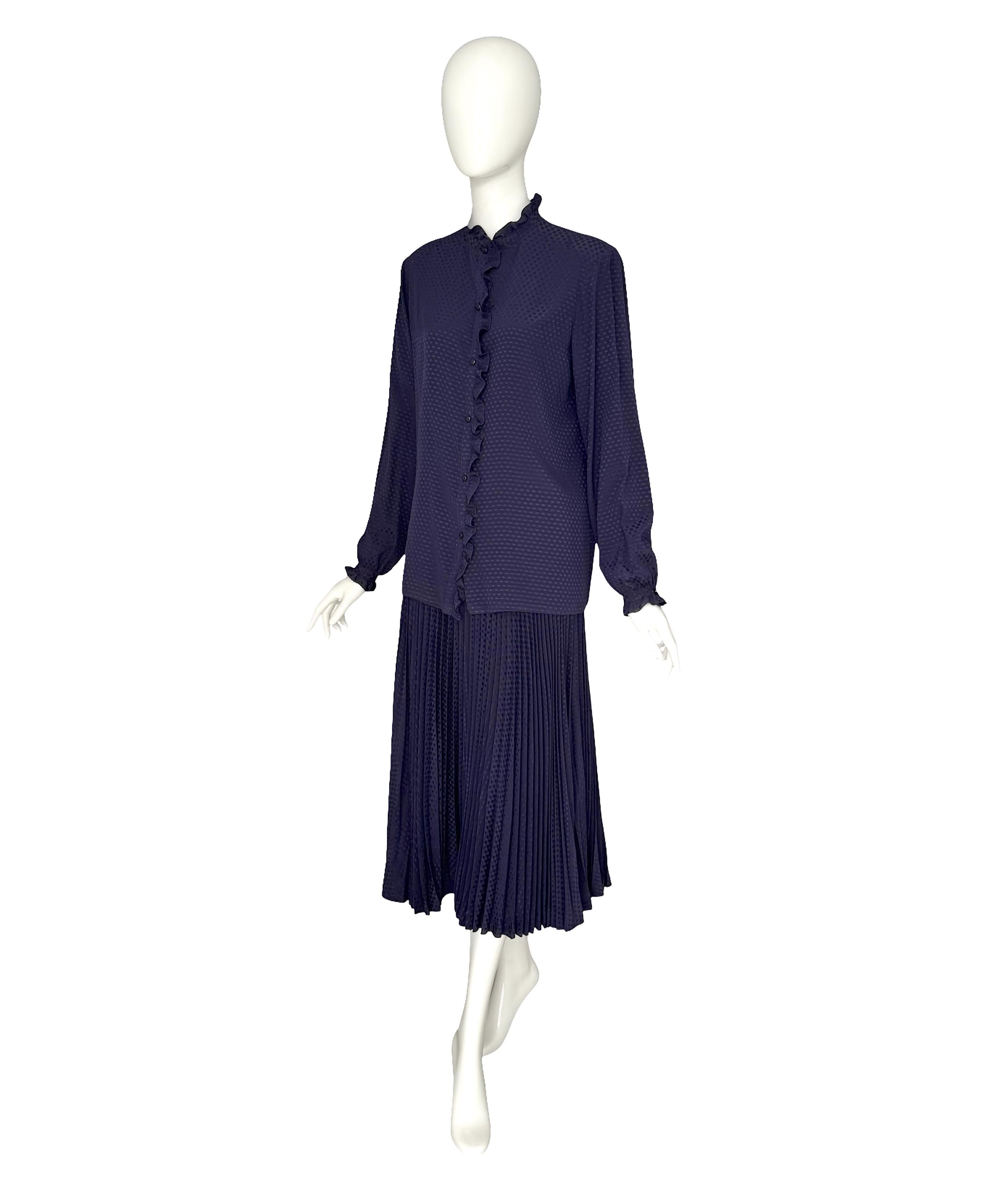 Salvatore Ferragamo Vintage Años 70 Conjunto de seda azul Falda plisada y blusa con volantes en venta 7