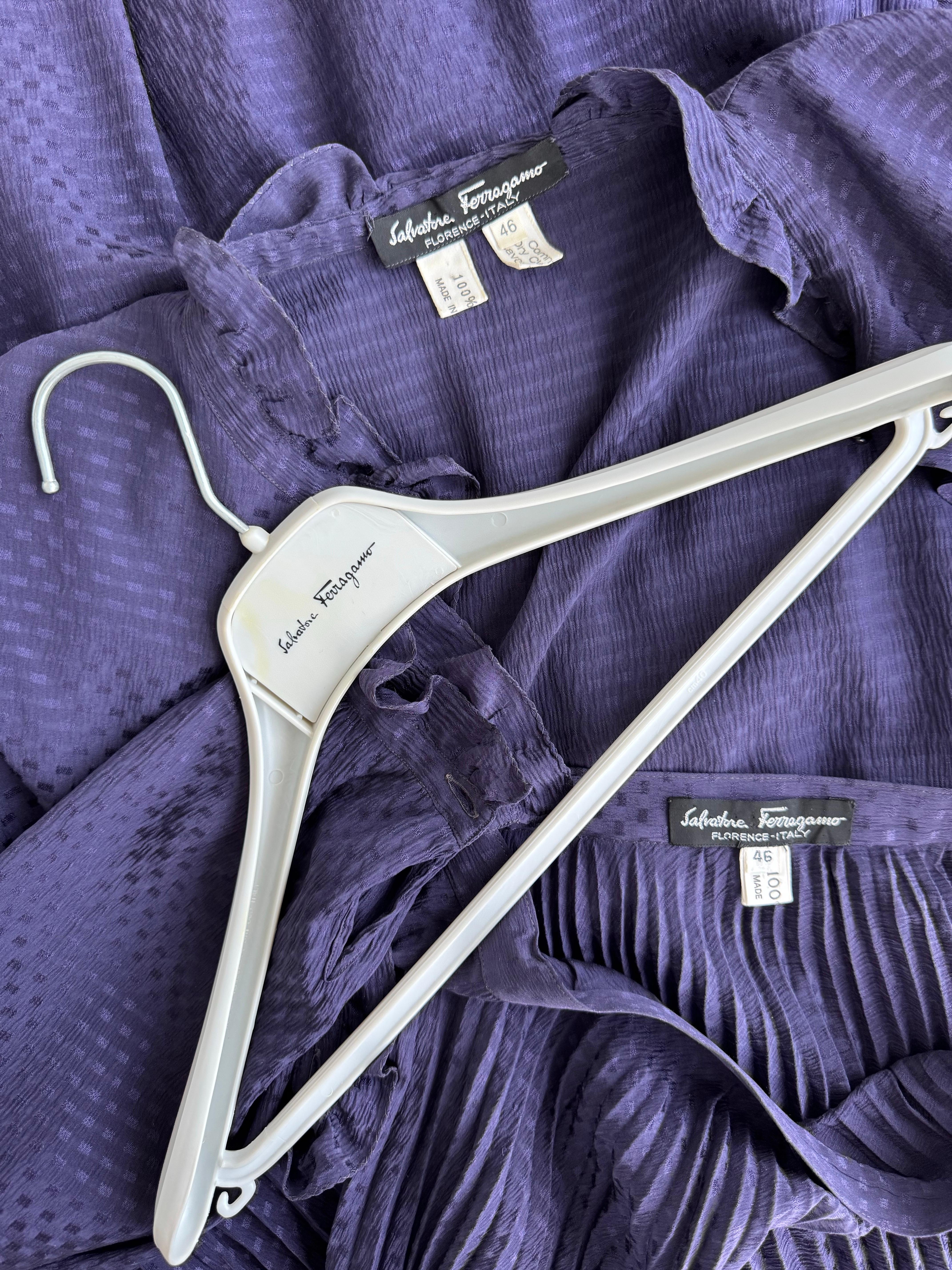 Salvatore Ferragamo Vintage Años 70 Conjunto de seda azul Falda plisada y blusa con volantes en venta 8