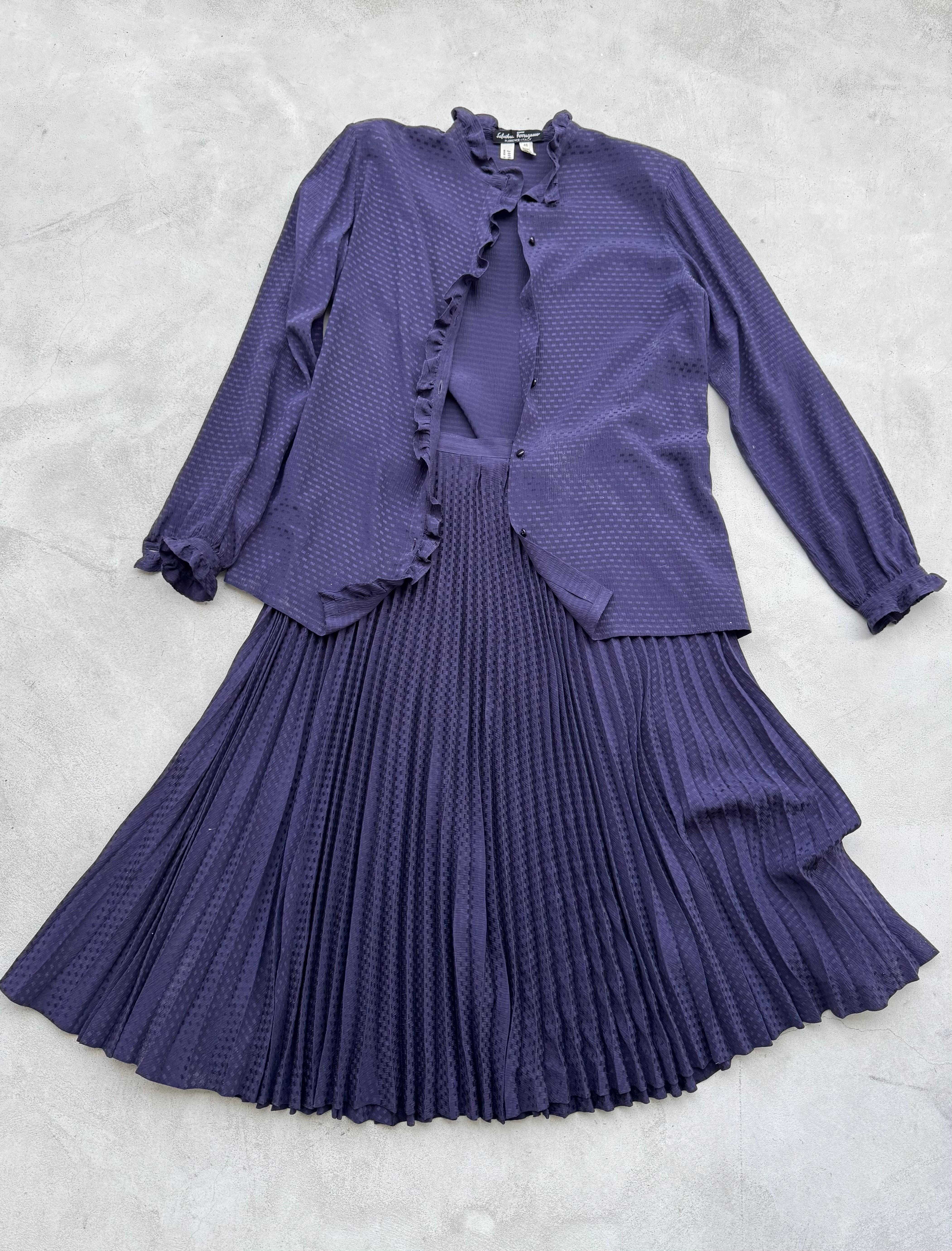 Salvatore Ferragamo Vintage Años 70 Conjunto de seda azul Falda plisada y blusa con volantes en venta 9